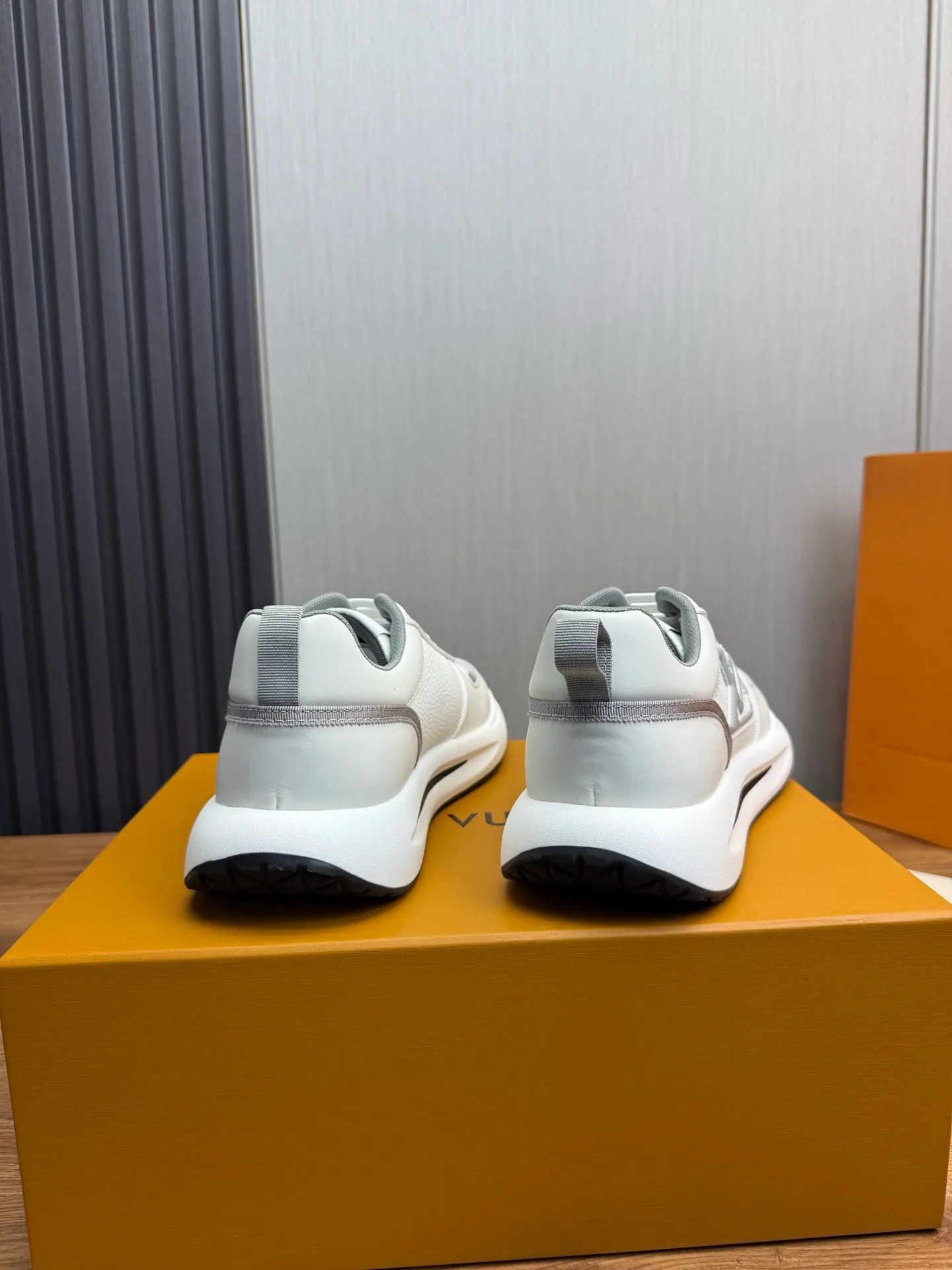 Men's shoes 💰820💰 Lv. Top purchasing agent 🇮🇹 Louis Vuitton, sports shoes counter synchronization, uppers imported from Italy, high-quality splicing and complex handicrafts, imported mesh pads are soft and comfortable, soles: original factory special soles, TPU exclusive movable molded soles super comfortable, original factory single goods, 🔍🔍high quality, you can enter and exit the counter at will, welcome to compare, code number 38-44 (Customized 38.45)